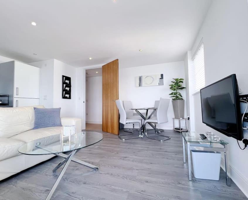 סוואנסי Stylish Seaview One-Bedroom Apt מראה חיצוני תמונה