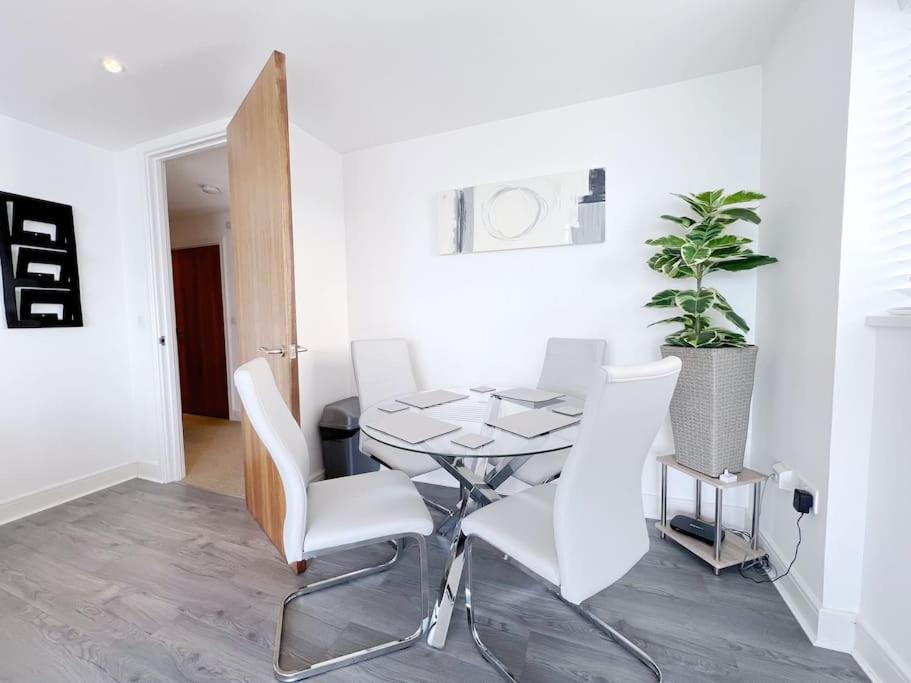 סוואנסי Stylish Seaview One-Bedroom Apt מראה חיצוני תמונה