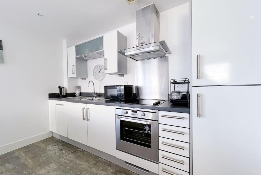 סוואנסי Stylish Seaview One-Bedroom Apt מראה חיצוני תמונה