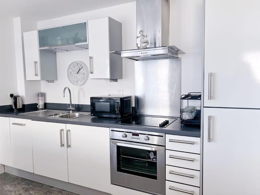 סוואנסי Stylish Seaview One-Bedroom Apt מראה חיצוני תמונה