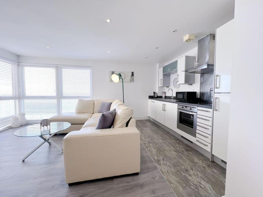סוואנסי Stylish Seaview One-Bedroom Apt מראה חיצוני תמונה
